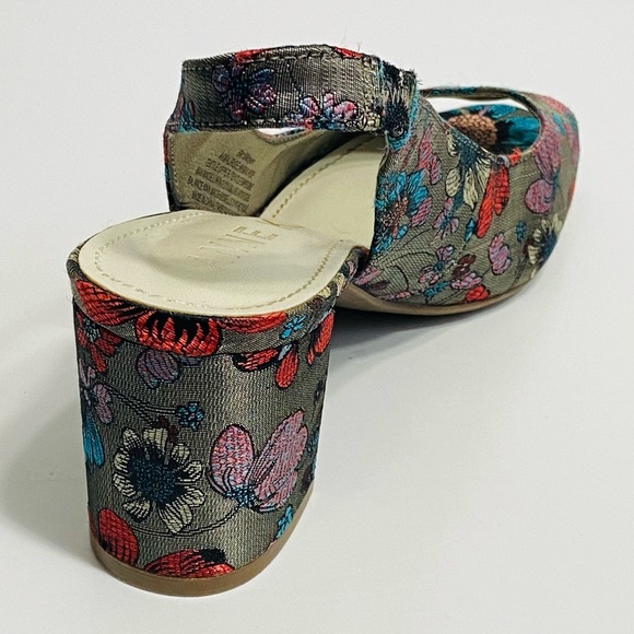 ANNE KLEIN Grey Metallic Cloth Floral Print Peep Toe Sling Back Pumps - Size 6 - Picture 13 of 14